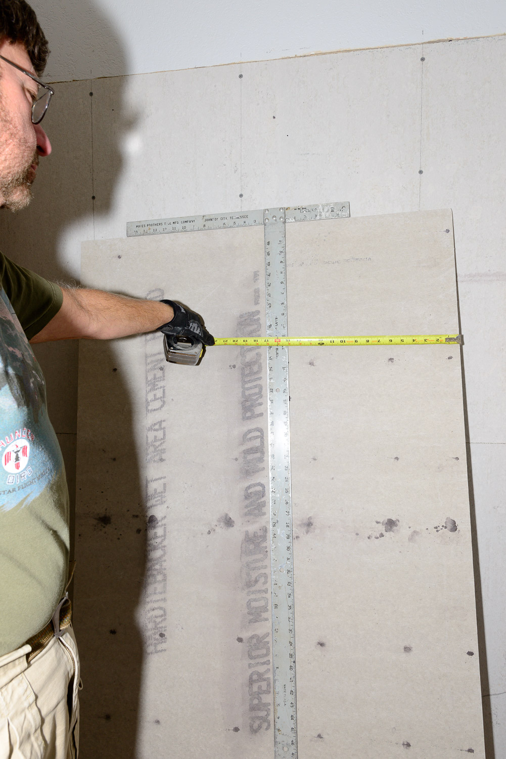 Measure 15" over from the right side of the board and draw a vertical line using a drywall T square